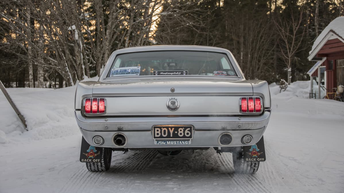Ford Mustang takaa