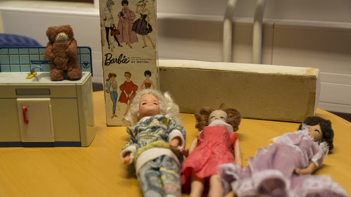 Barbie-nukkeja ja niiden tavaroita