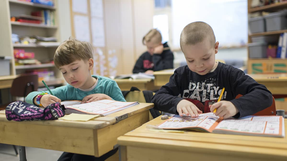 Lapsia Kannuksessa Eskolan kotikoulussa.