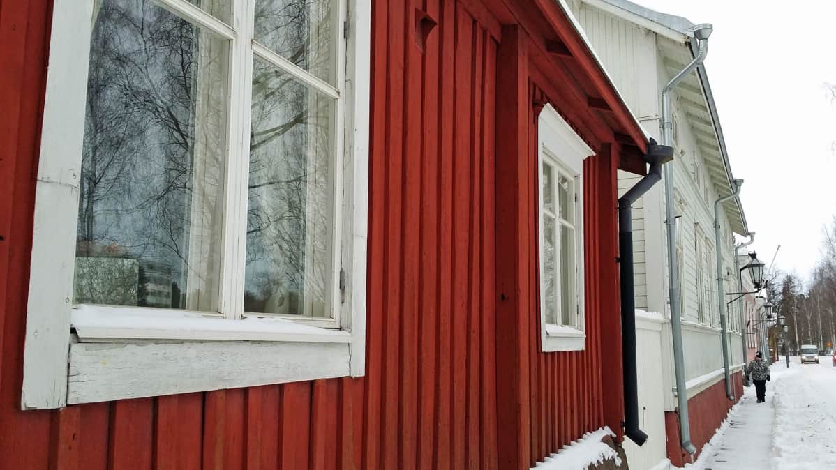 Kuvassa punamullalla maalattu puutalo