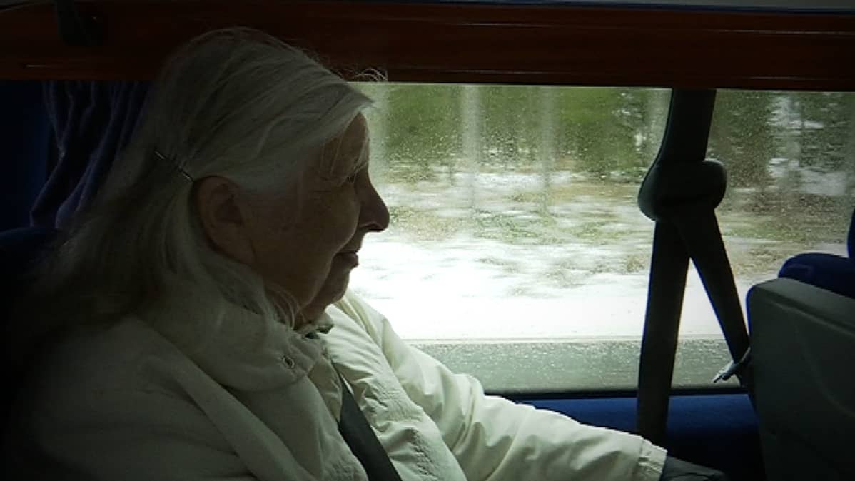 Laura Veikkolan pankkiasioinnit hoituvat Oma Säästöpankin tarjoamalla taksikyydillä kirkonkylältä konttorille.