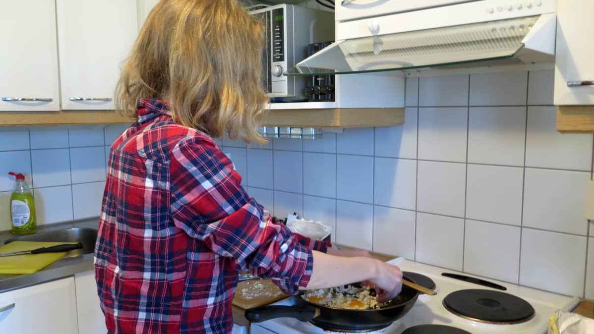Nuori laittaa kasvisruokaa