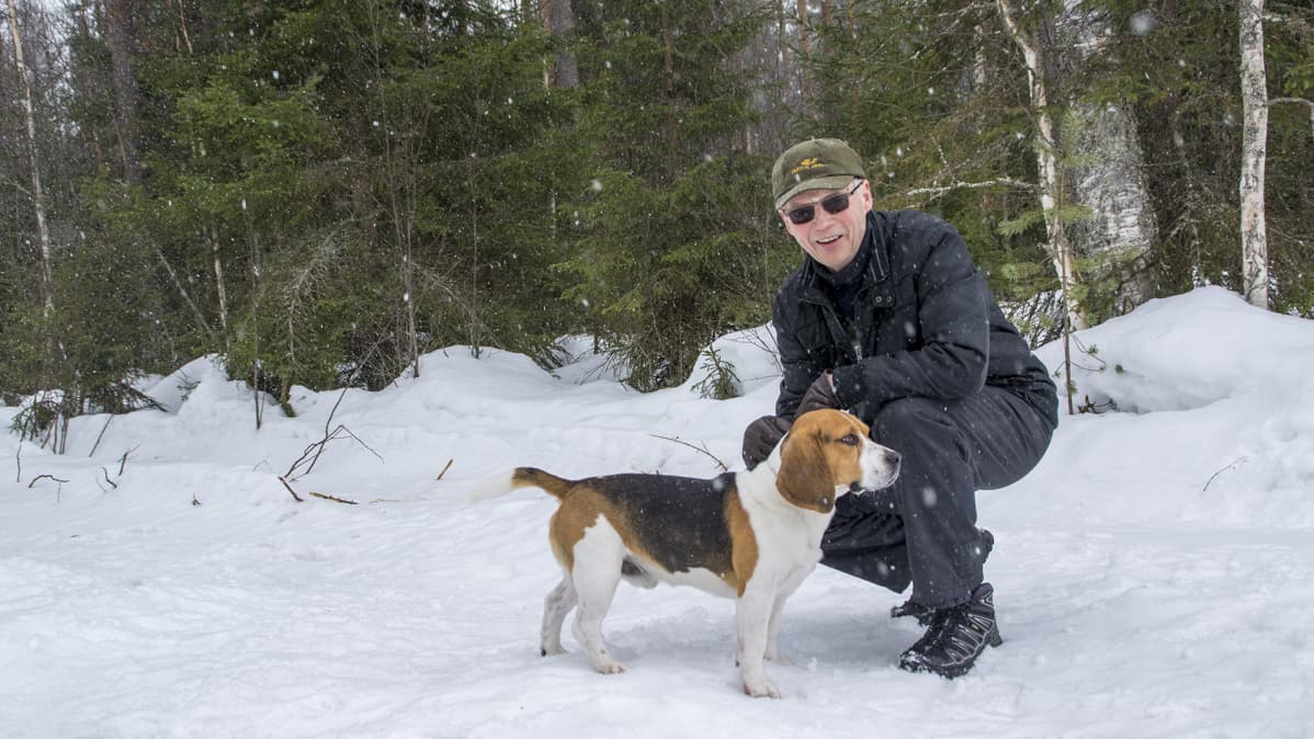 Ilmari Pulkkinen ja Bopi-beagle