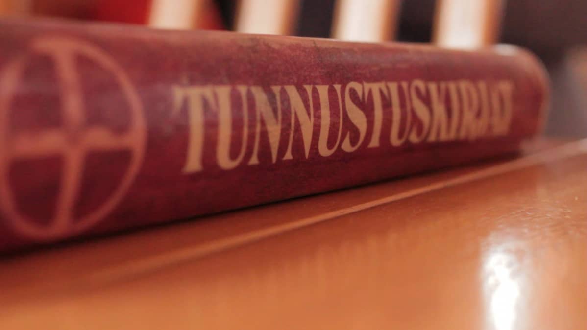 Tunnustuskirjat pöydällä