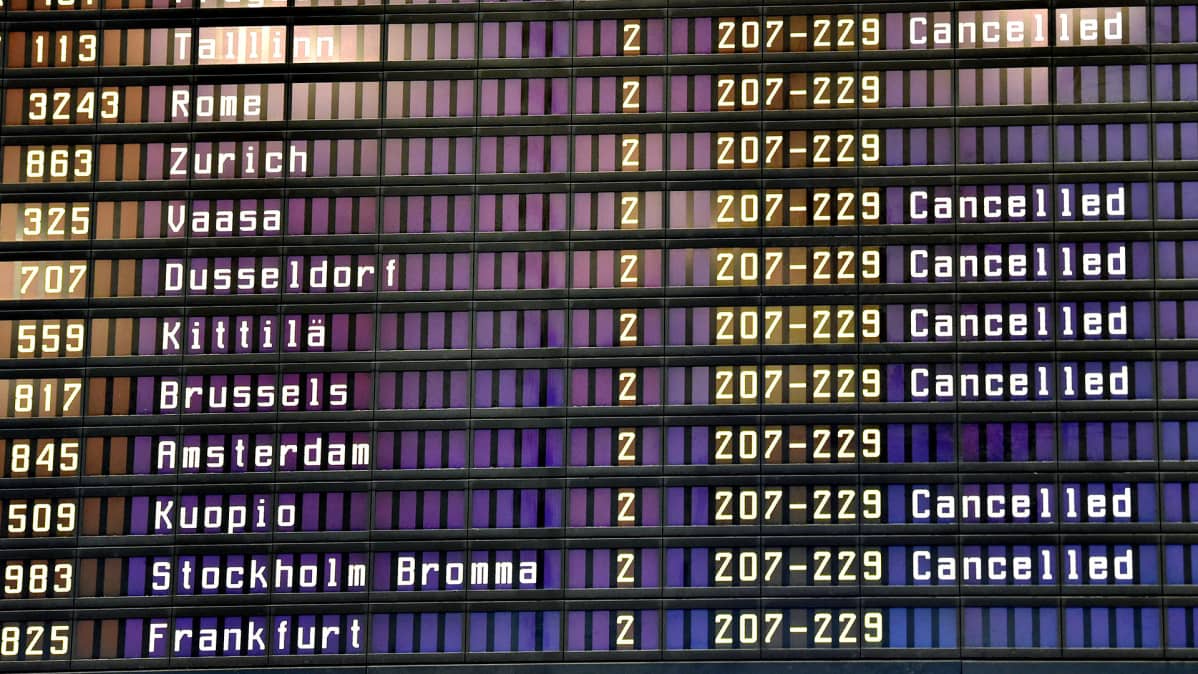 Peruttuja lentoja näyttötaululla Helsinki-Vantaan lentoasemalla