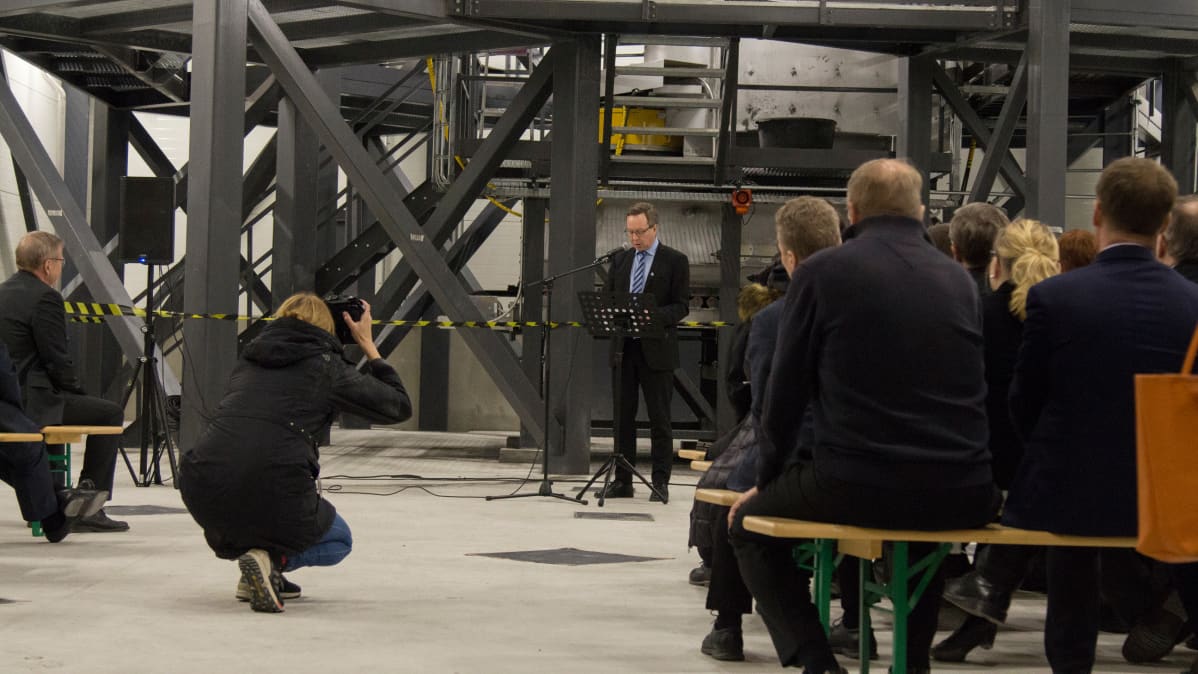 Ministeri Mika Lintilä pitämässä puhetta Ecolan Oy avajaisissa