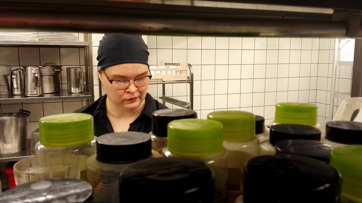 riikka Lumme työskentelee keittiössä.