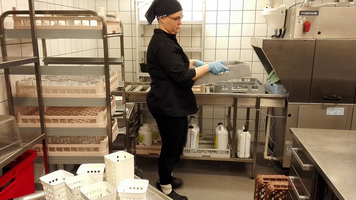 Riikka Lumme työpisteellään keittiössä