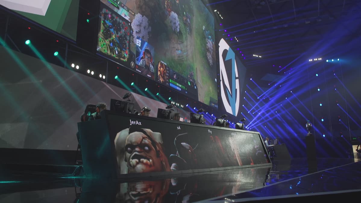 JerAx pelaa lavalla.