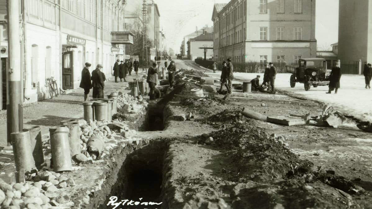 Mustavalkokuva vesijohtotyöstä Hämeenlinnassa vuonna 1909