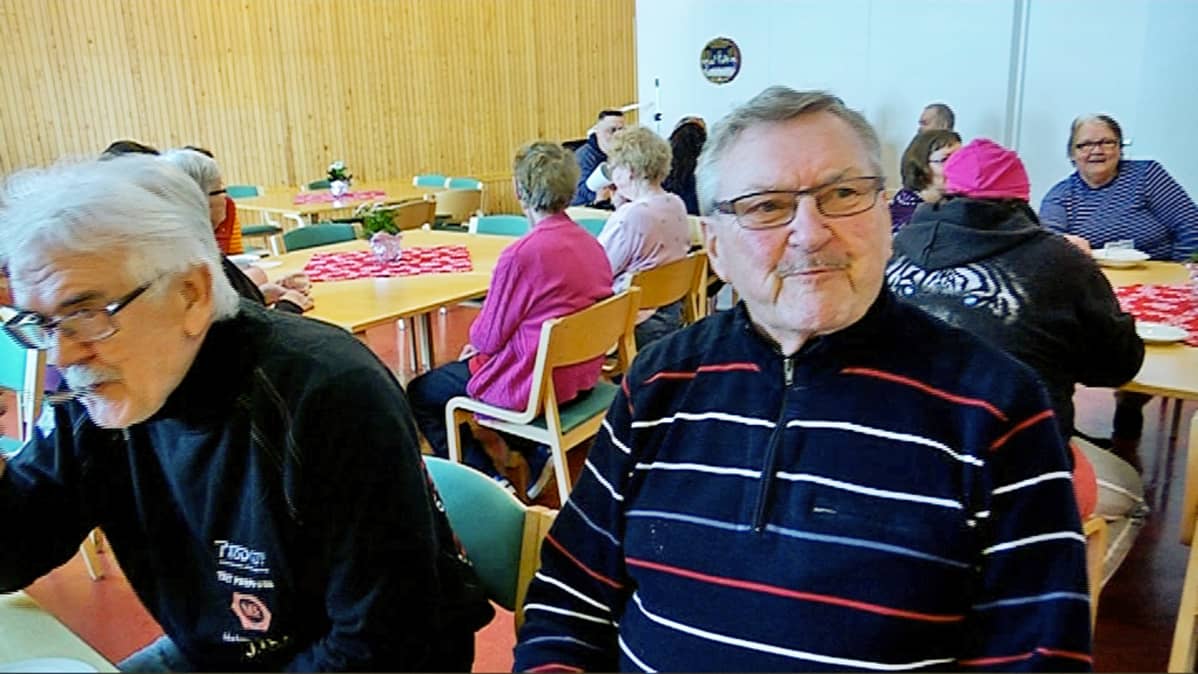 Väkeä aamupuurolla Konginkankaan seurakuntakodissa.