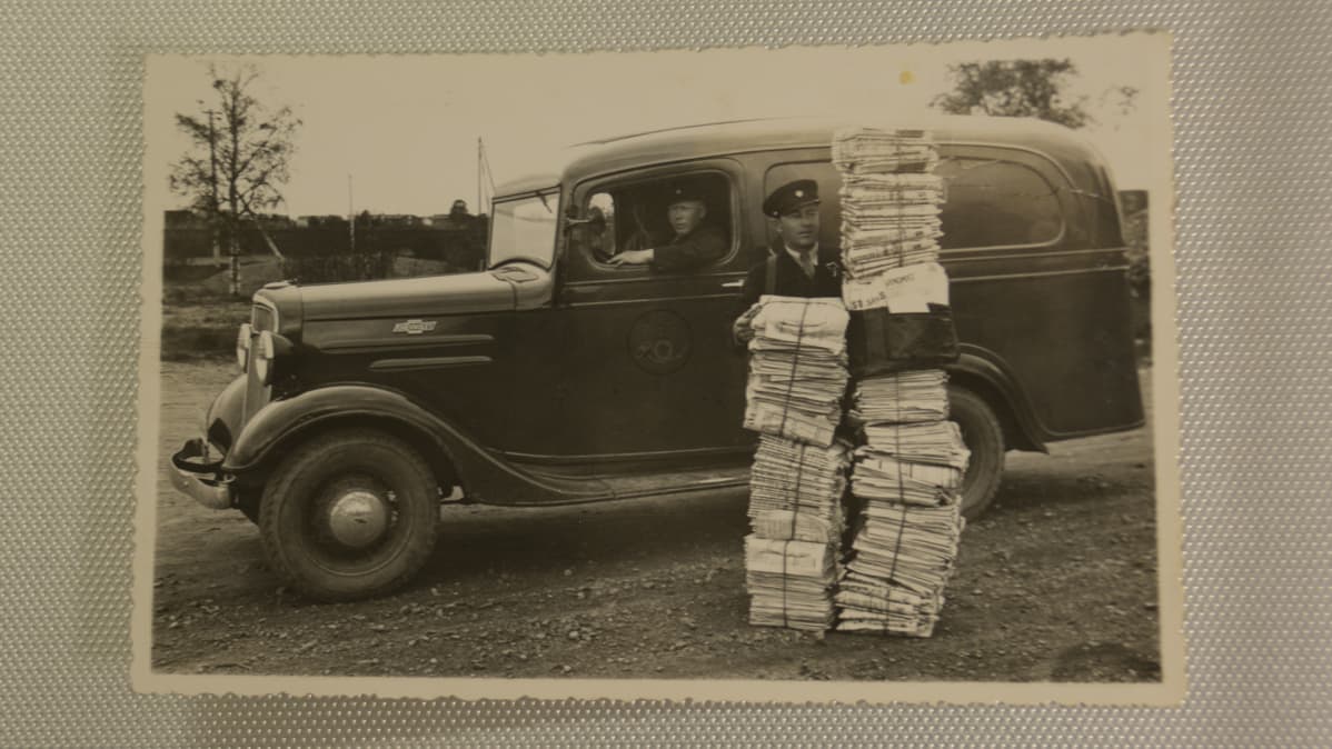 Postiauton, jonka vieressä postimies ja 117 kiloa postia Kemin Pajussaareen. Kuva vuodelta 1937