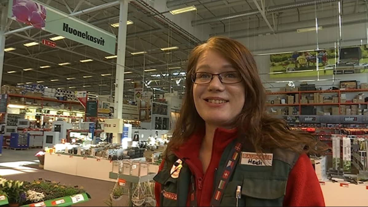 Kevät näkyy tosi paljon asiakkaissa, kertoo Oulun Bauhausin puutarhamaailman osastopäällikkö Heidi Ollila.