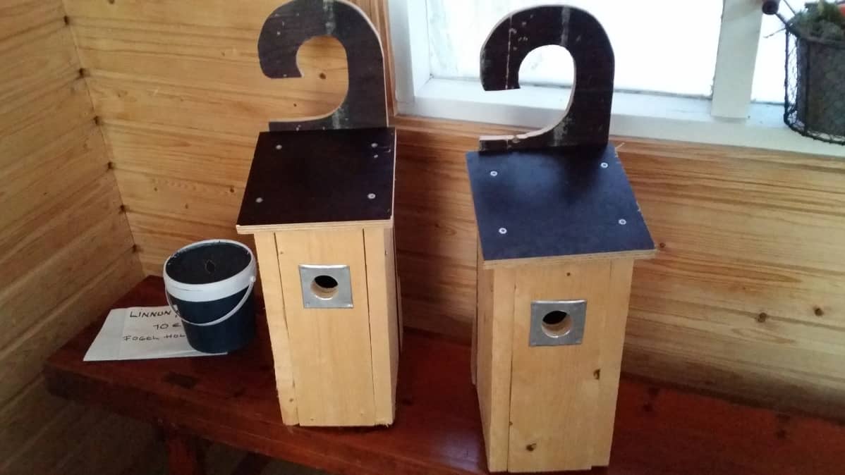 Kuvassa kaksi kahvallista linnunpönttöä