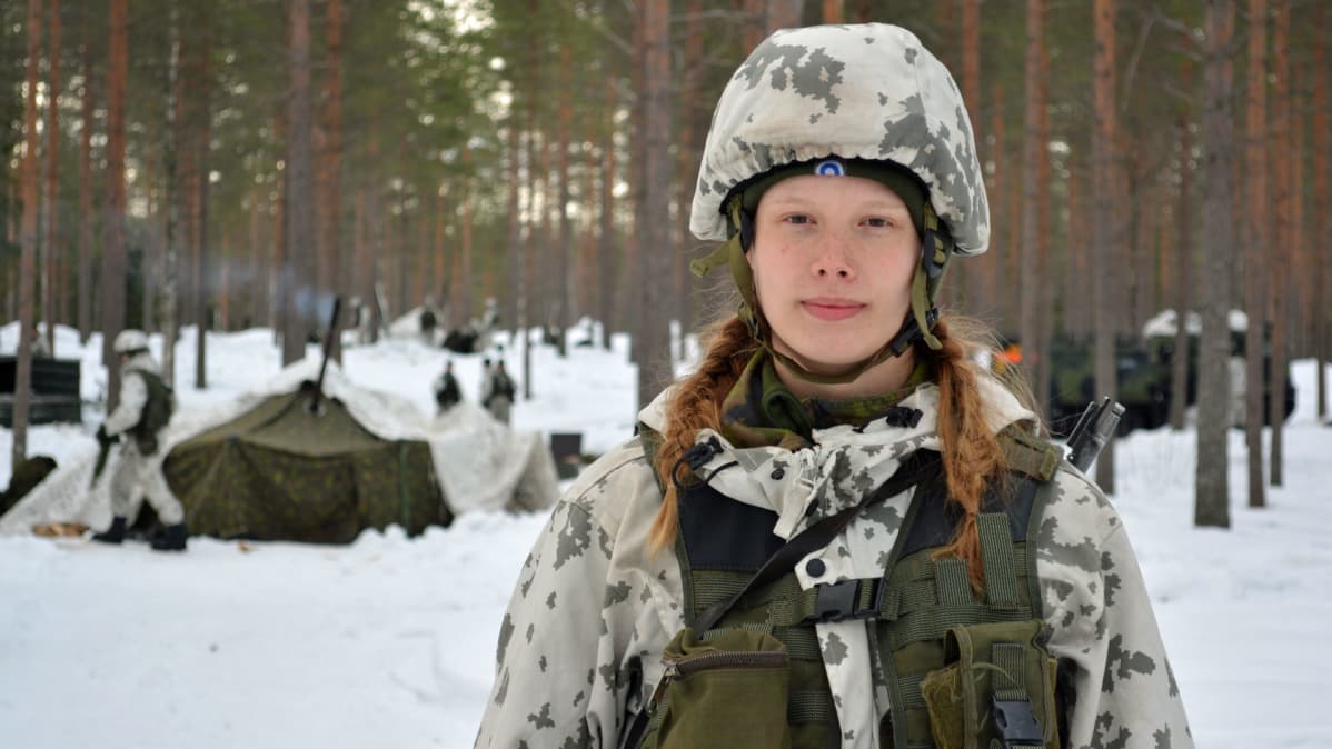 Aliupseerioppilas Ella Savinainen maastoharjoituksessa telttojen edessä.