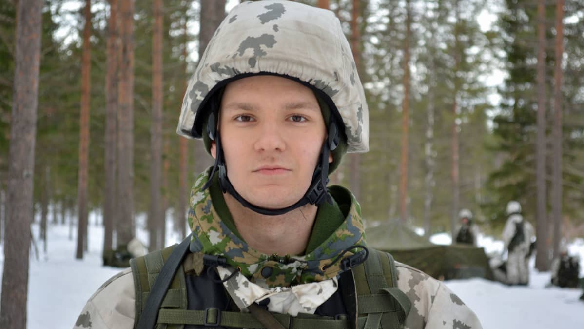 Aliupseerioppilas Lauri Karhu maastoharjoituksessa telttojen edessä.