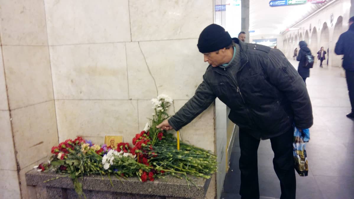 Juri Vinogradov ottaa osaa kuolleiden omaisten suruun.