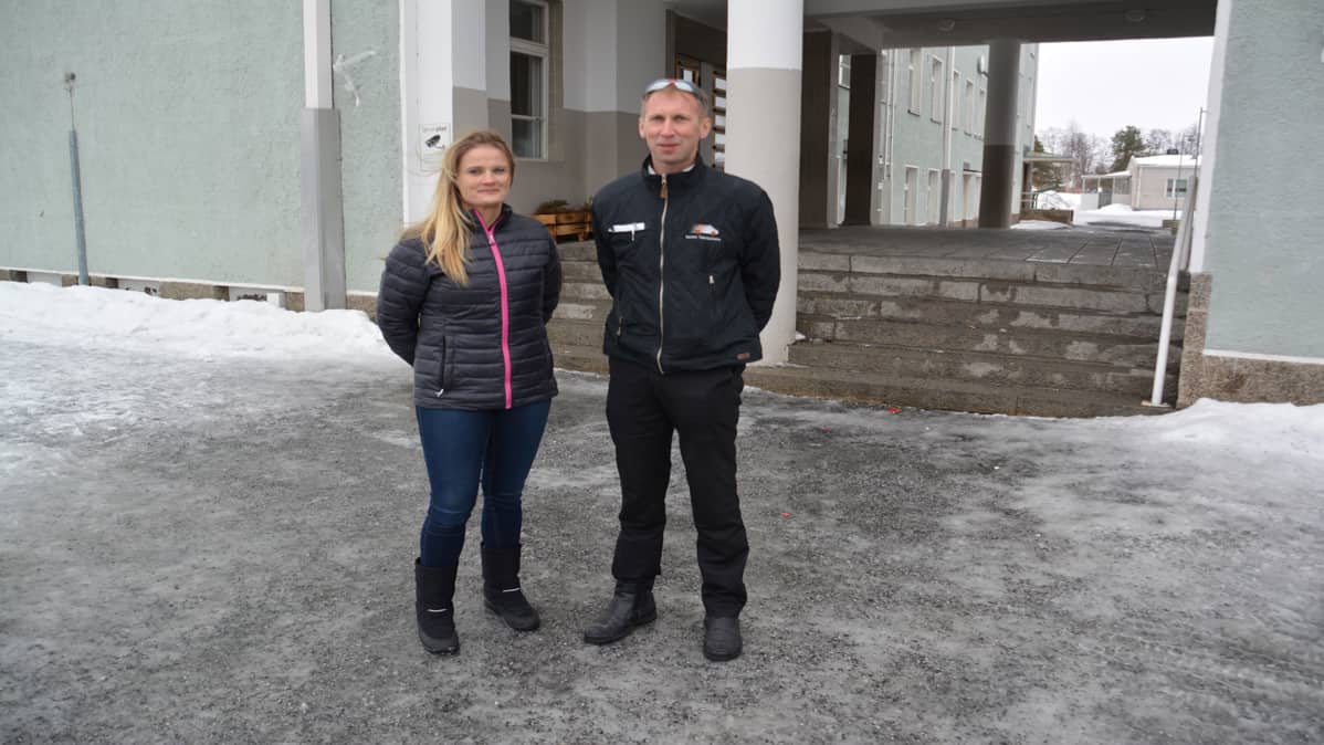 Karihaaran koulun vanhempainyhdistyksen puheenjohtaja Marko Korkeamäki ja yhdistyksen jäsen Sanna Tapio.
