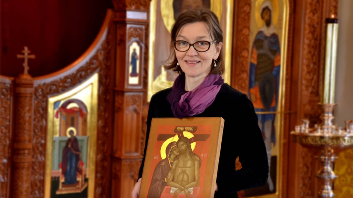 Ikonimaalari Liisa Tynkkynen Imatran Pyhän Nikolaoksen kirkossa