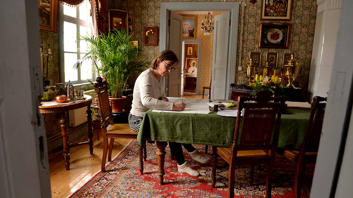 Ikonimaalari Liisa Tynkkynen työskentelee kotonaan