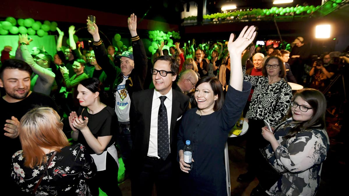 Pormestariehdokas Anni Sinnemäki ja ja puoliso Anton Monti vihreiden vaalivalvojaisissa kuntavaalien vaalipäivänä Tavastia-klubilla Helsingissä 9. huhtikuuta.