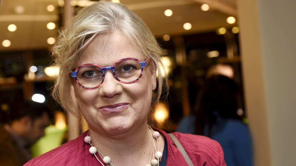 Minna-Maaria Sipilä Keskustan vaalivalvojaisissa kuntavaalien vaalipäivänä ravintola Loisteessa Helsingissä 9. huhtikuuta.