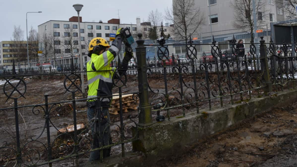 Porrassalmenkadun valurauta-aitaa irrotetaan puhdistusta varten.