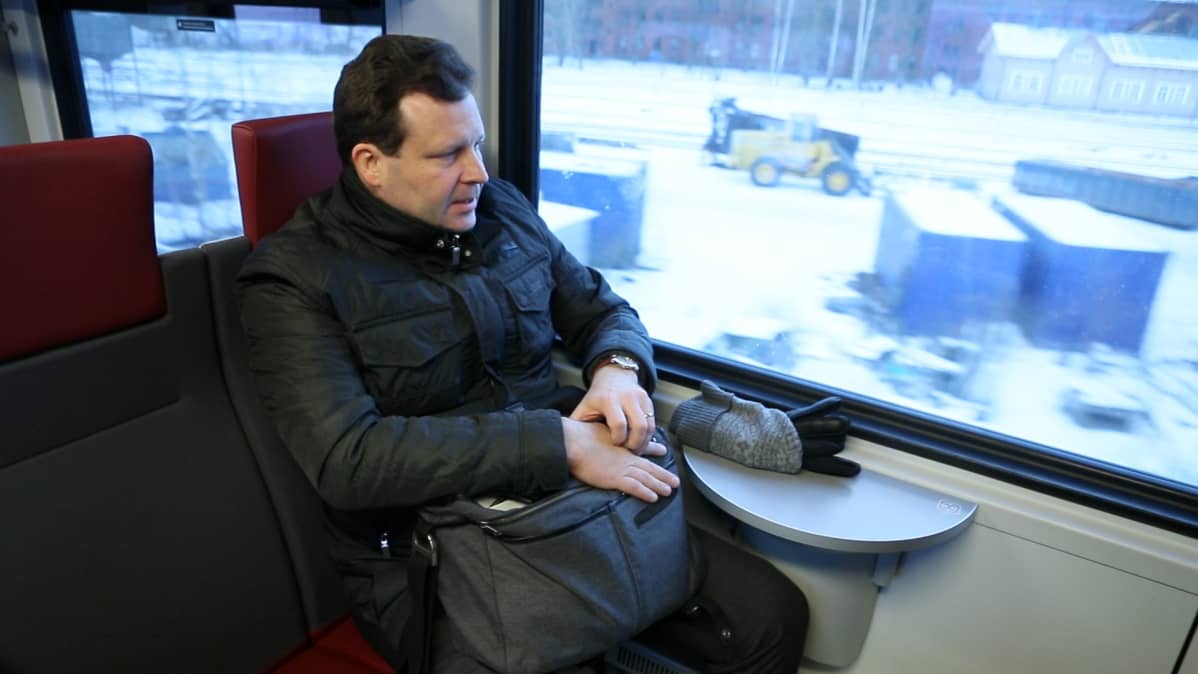 Juha Sarlund junassa matkalla töihin. Hän käyttää usein julkista liikennettä.