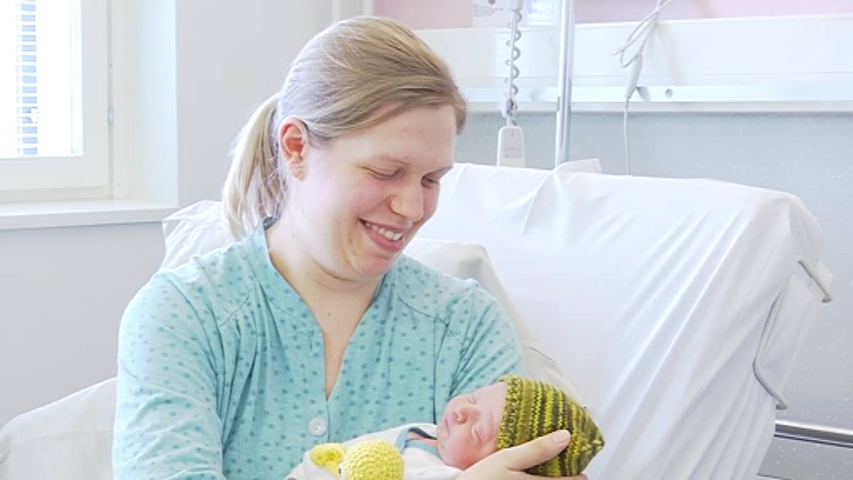 Raumalainen Elina Seikola pitelee vauvaa sylissään.