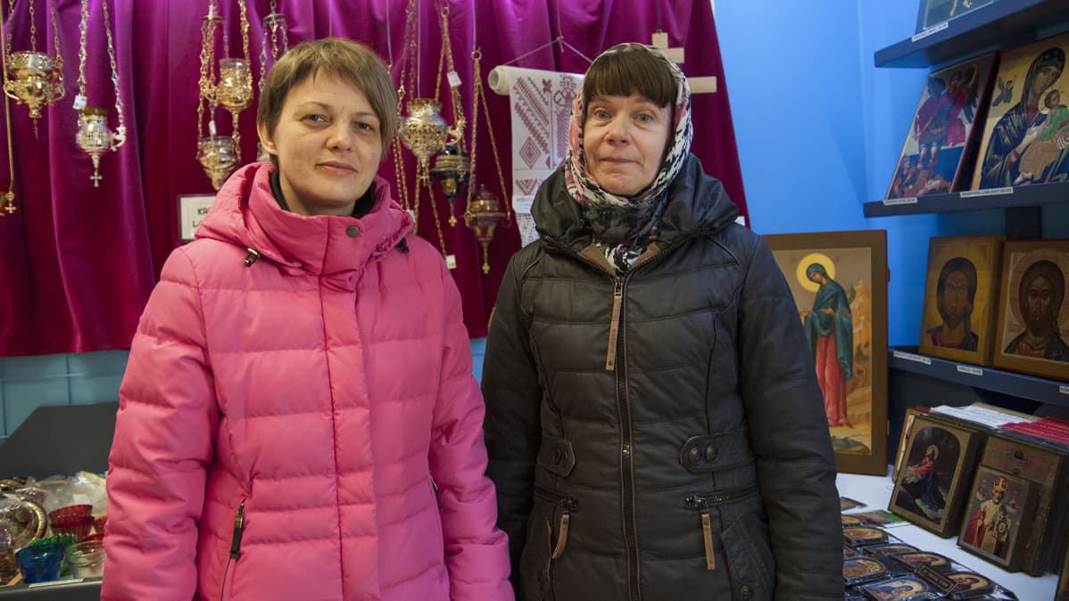 Kaksi naista luostarin myymälässä.