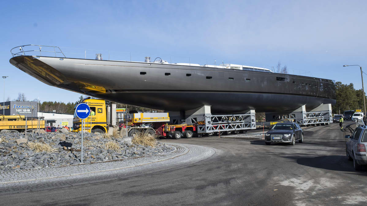 Baltic Yachtin 54-metrinen hiilikuitupurjevene.