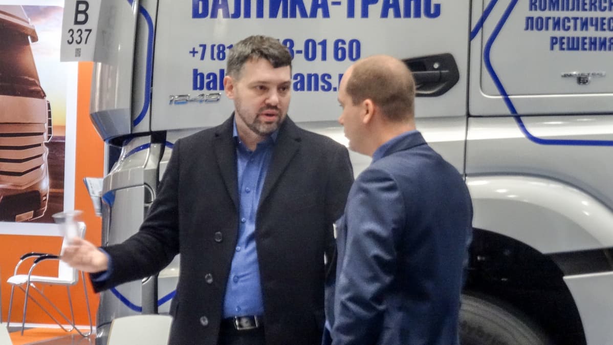 kaksi miestä kuorma-auton ääressä