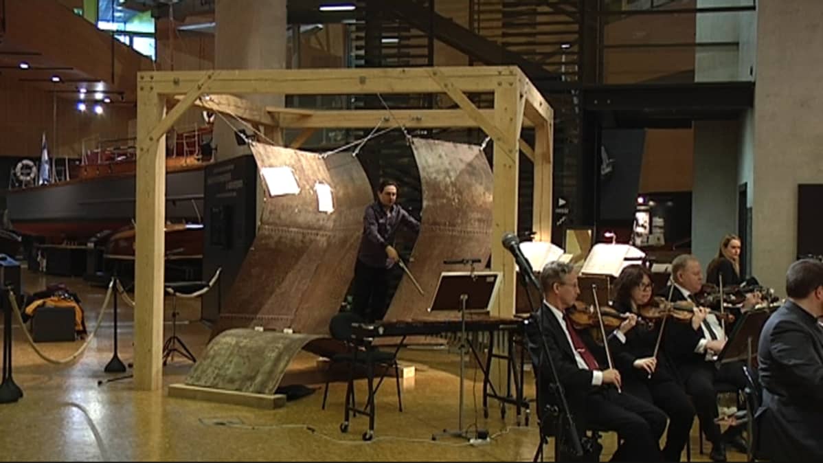 Orkesteri soittaa.