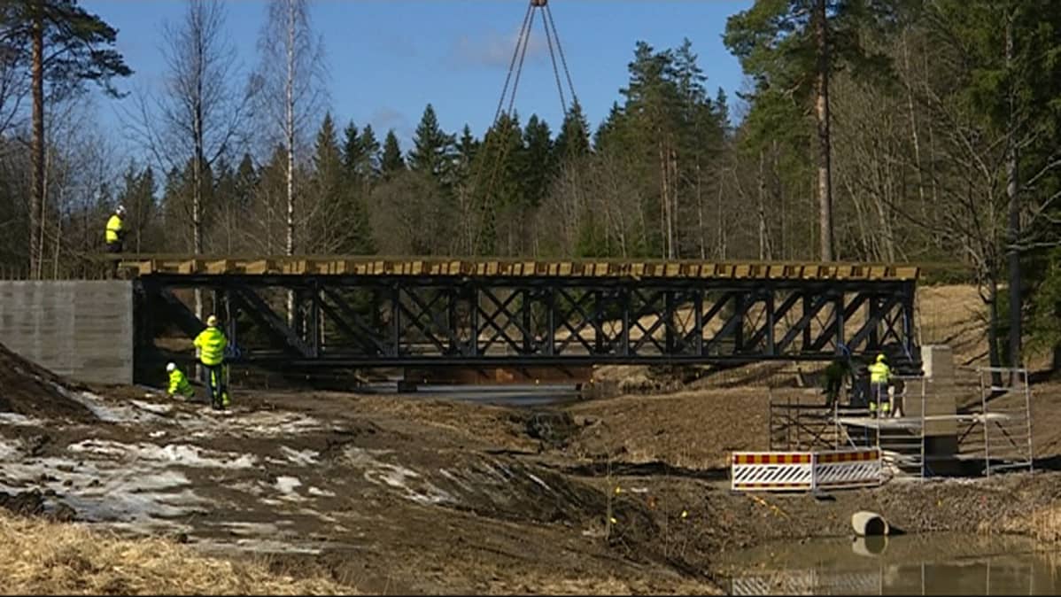Tallisiltaa nostetaan paikoilleen Korialla