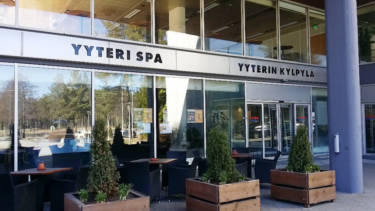 hotellin pääovet ulkoapäin