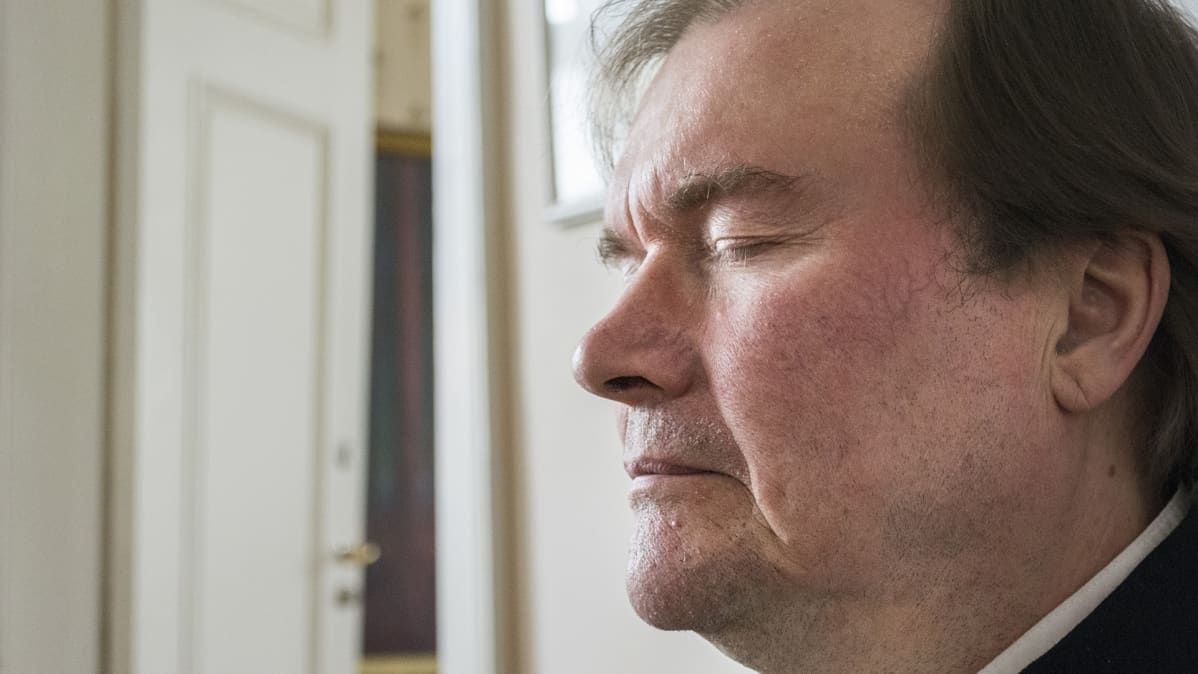 Pekka Huttu-Hiltunen keskittyy runonlaulantaan.