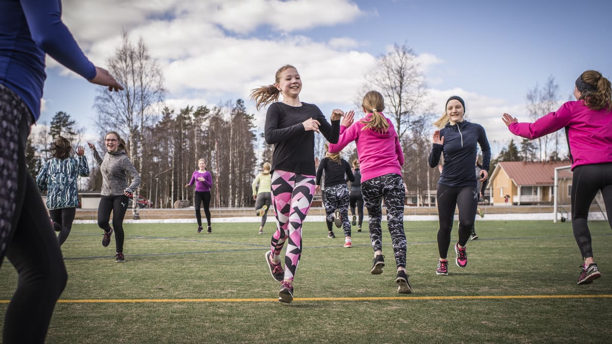 Perhon keskuskoulun oppilaat viimeistelyharjoituksessa Kokkola City Runia varten.