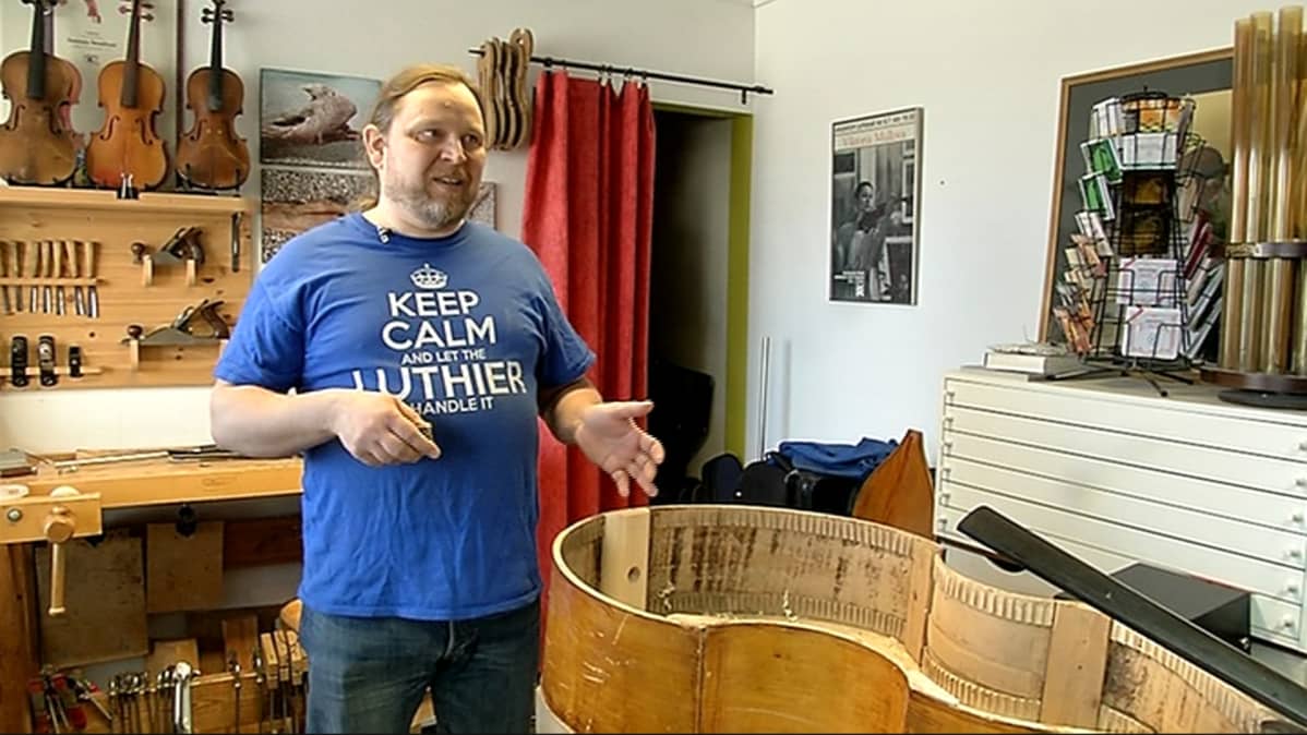 Viulunrakentaja Mika Lahtinen on rakentanut soittimia yli 30 vuotta.