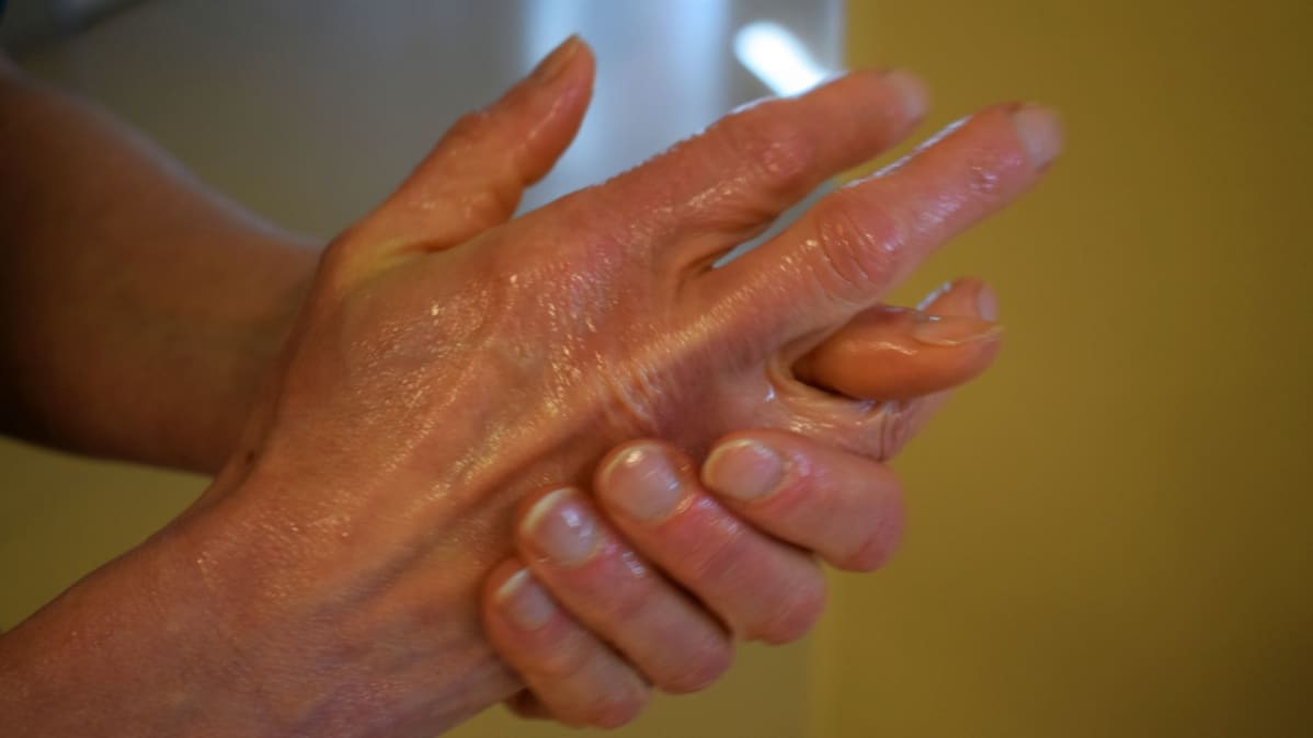 Kaksi painallusta käsidesiä ja 30 sekuntia aineen hierontaa, niin pöpöt pysyvät kurissa.