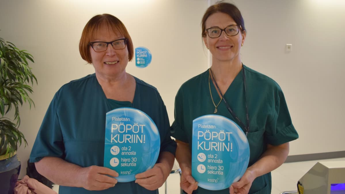 Infektiolääkäri Maija Rummukainen ja hygieniahoitaja Tiina Tiitinen kampanjoivat paremman käsihygienan puolesta.