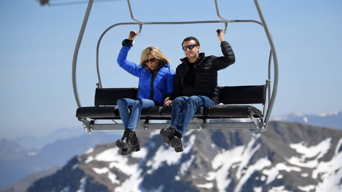 Emmanuel Macron ja Brigitte Trogneux tuolihississä.