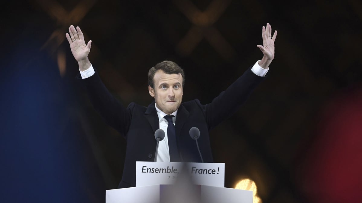 Emmanuel Macron juhli vaalivoittoaan Louvren edustalla Pariisissa 7. toukokuuta 2017.