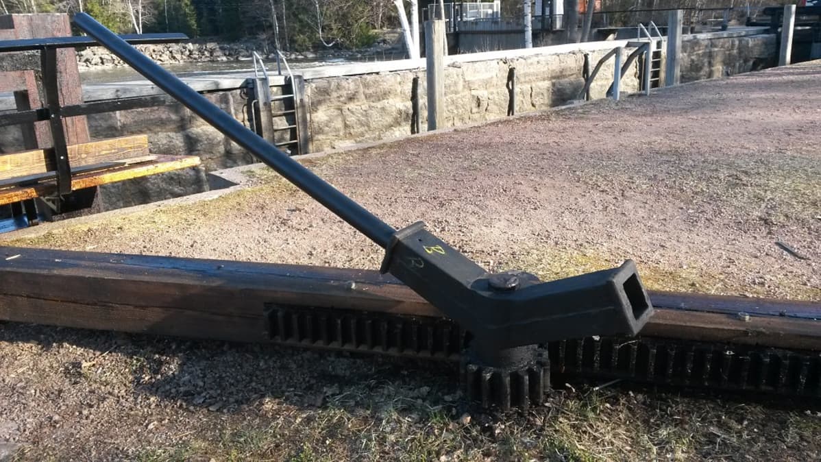 Strukan sulkujen kampi.