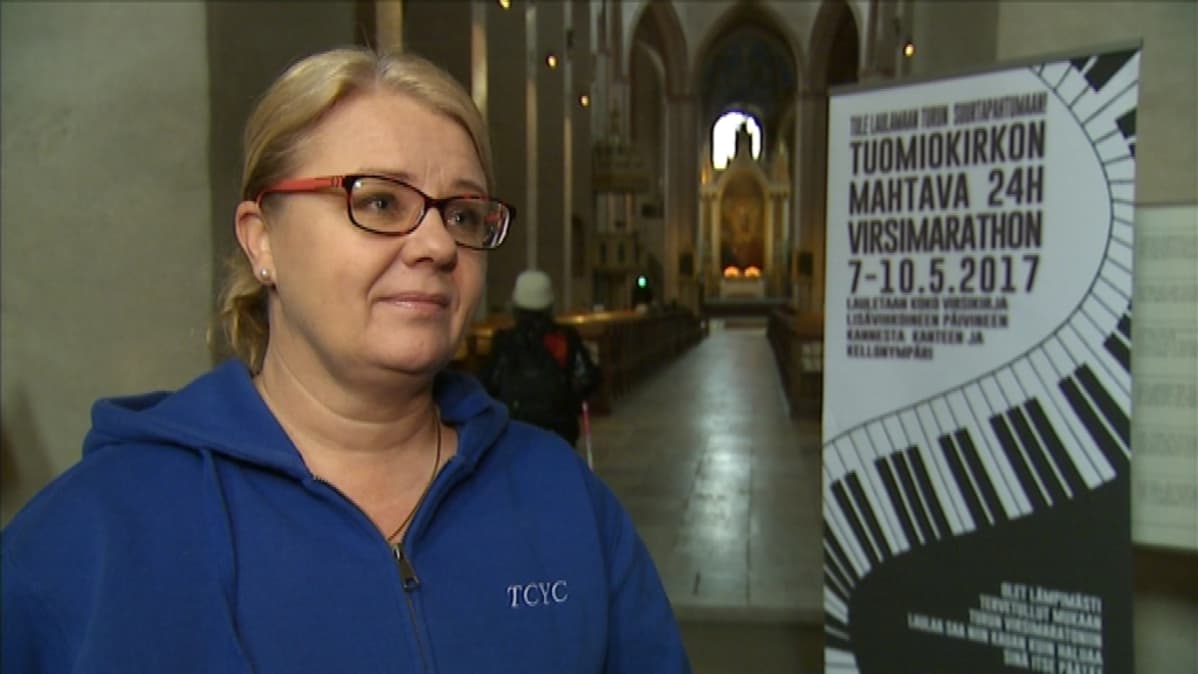 Vuosi sitten mustarasta lauloi työhuoneen ikkunan takana ja kädessä oli virsikirja. Tästä syntyi kanttori Anu Åbergille idea virsimaratonin järjestämisestä Turun tuomiokirkossa.