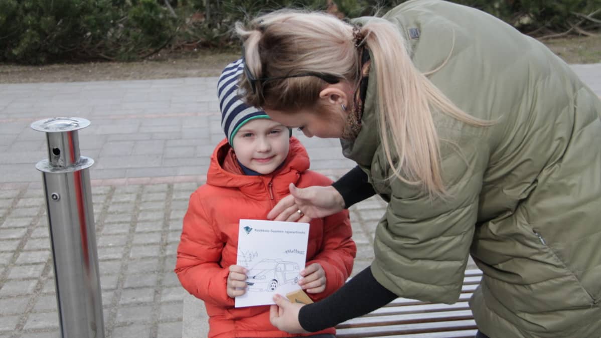 Värityskirja lapsen kädessä