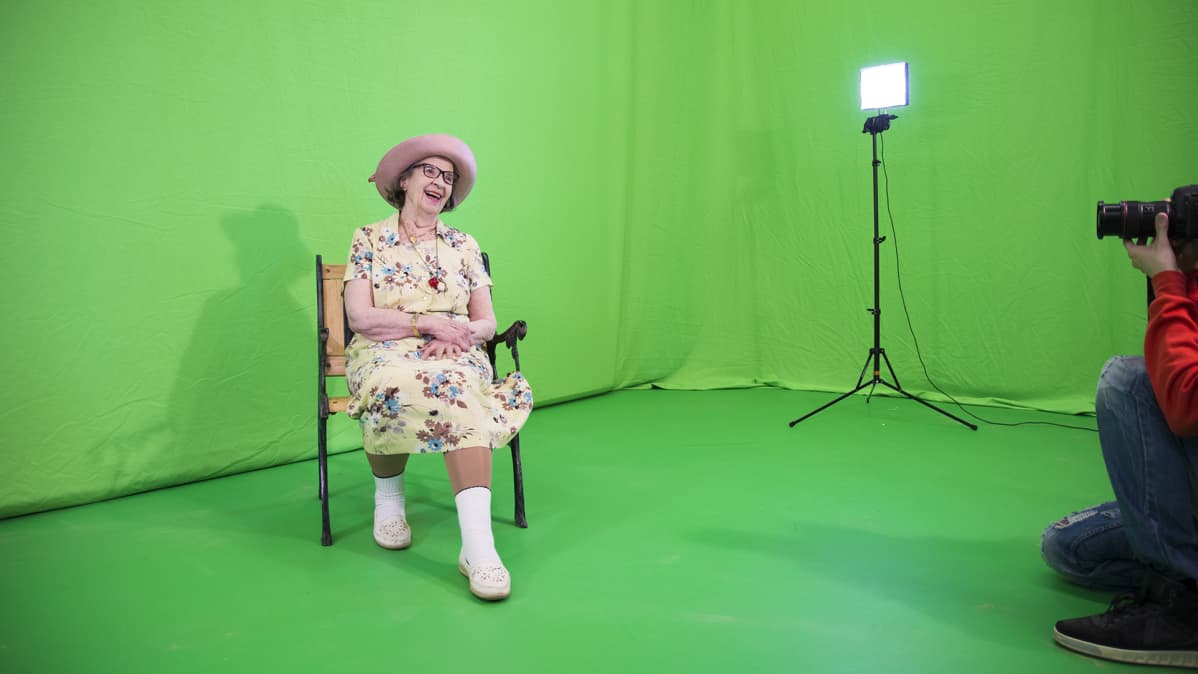 Anja Anttonen kuvattavana.