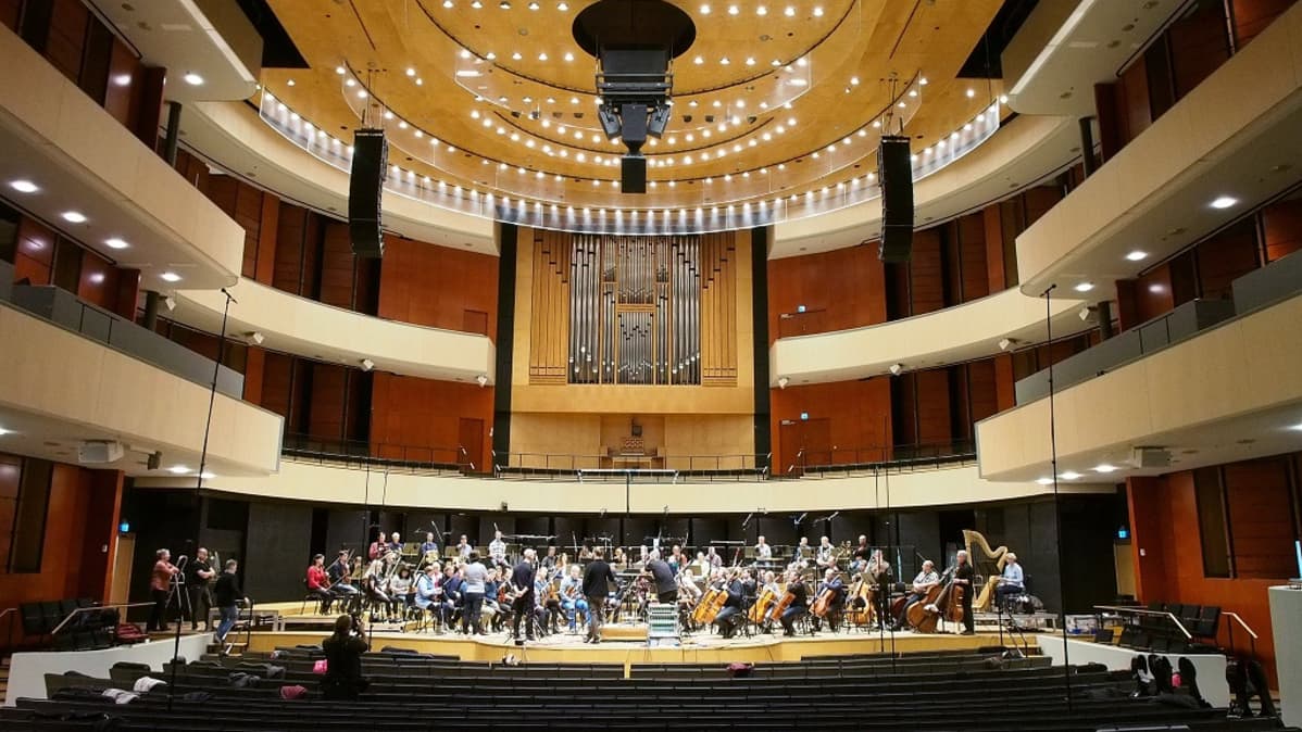 Soittajat ja mikrofonit tositoimissa. Ison sinfoniaorkesterin äänittäminen elokuvaa varten on vaativa prosessi jossa kaiken täytyy toimia saumattomasti.