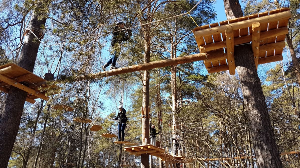 Kiipeilyradalla liikkuminen haastaa.