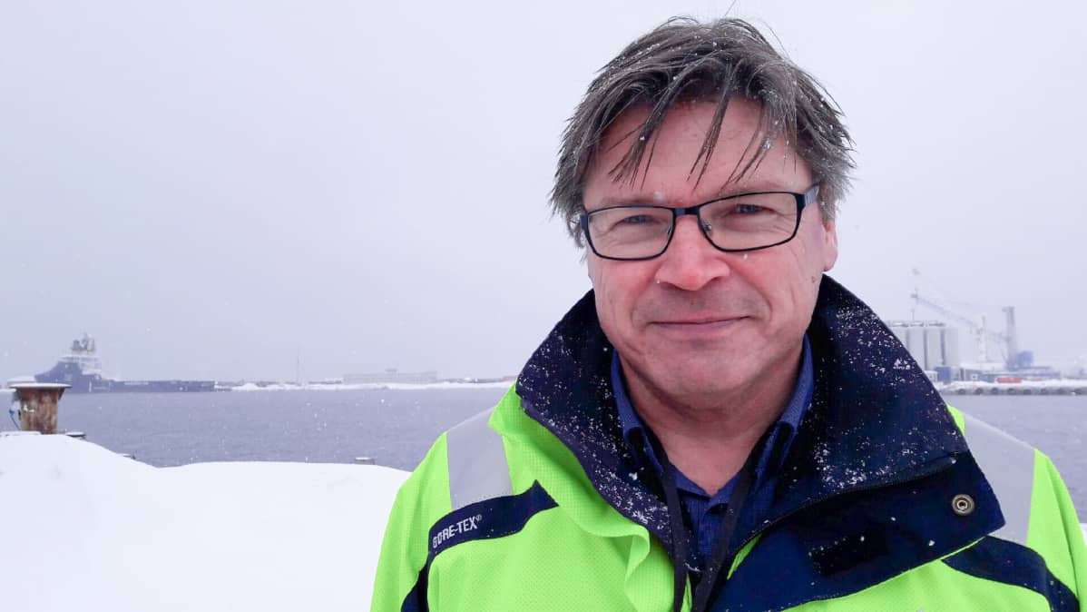 Bjørn Bjørgve seisoo lumisessa maisemassa ja katsoo suoraan kohti.