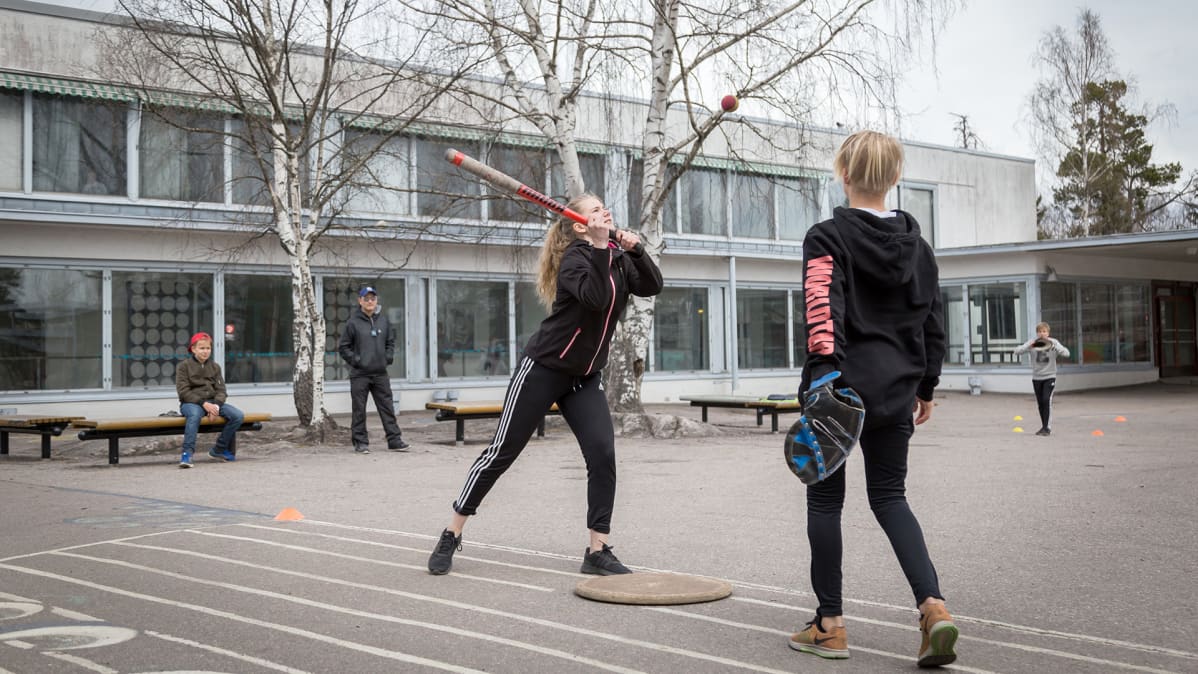 tytöt pelaavat pesäpalloa